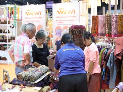 เชิญช้อปสินค้าที่ระลึกจากร้านพึ่งพา และสินค้าคุณภาพจากชุมชนในพื้นที่เสี่ยงและพื้นที่ประสบอุทกภัยจากทุกภูมิภาคของประเทศ