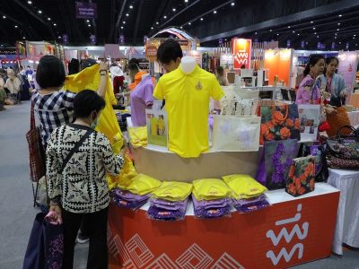 เชิญช้อปสินค้าที่ระลึกจากร้านพึ่งพา และสินค้าคุณภาพจากชุมชนในพื้นที่เสี่ยงและพื้นที่ประสบอุทกภัยจากทุกภูมิภาคของประเทศ